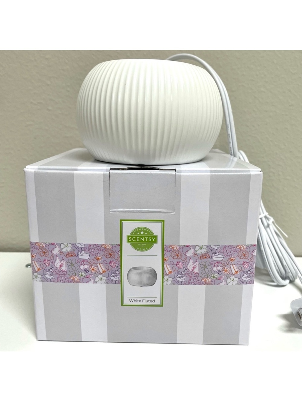 Scentsy White Ribbed Ceramic Warmer, new in box